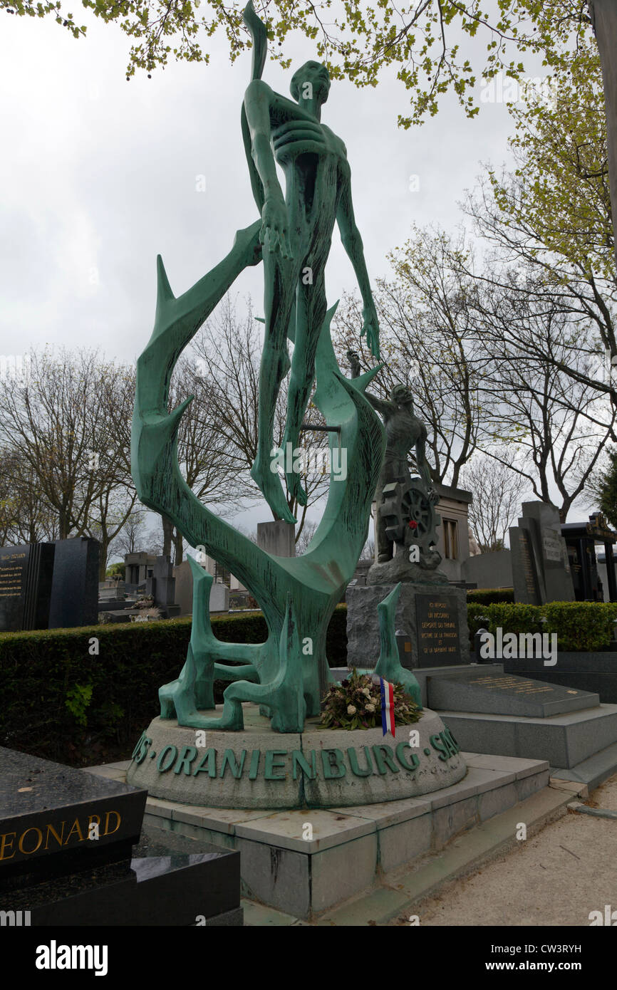 Olocausto memorial sculpture nel cimitero di Pere Lachaise di Parigi, Francia. Questo è per la Oranienburg e campi di Sachsenhausen. Foto Stock