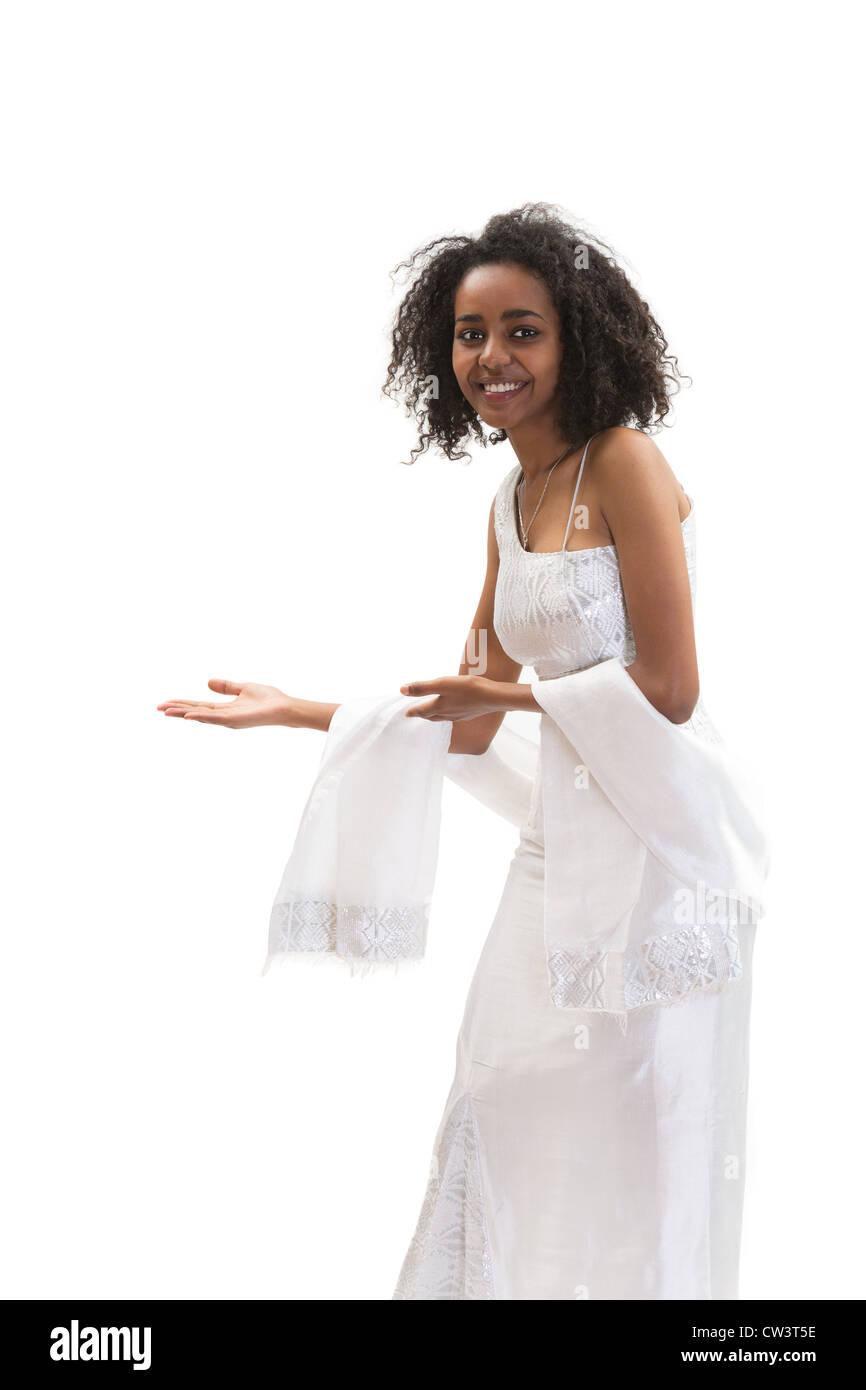 Sorridente donna etiope in abito tradizionale facendo un segno di benvenuto Foto Stock