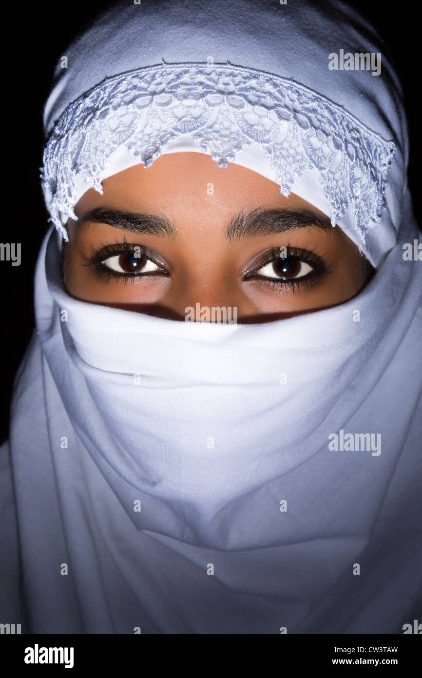 Primo piano di una donna africana che indossa un bianco velo islamico Foto Stock