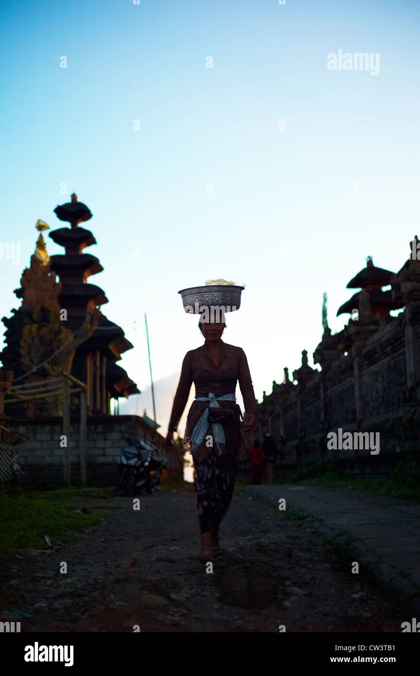 Persone che trasportano offrendo cestini sulla loro testa al Ulun Danu Batur tempio sul Monte Batur Foto Stock