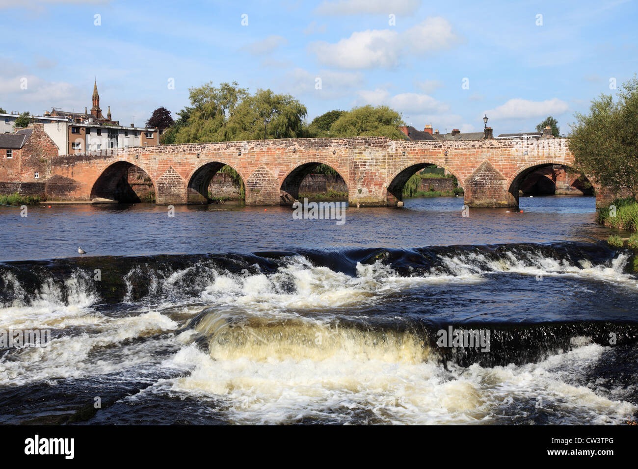 Devorgilla ponte di pietra sul Fiume Nith con weir in primo piano Dumfries Scozia, Regno Unito Foto Stock