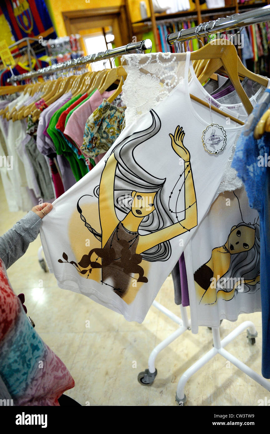 Gli abiti estivi in spagnolo holiday resort shop menorca Spagna Foto Stock