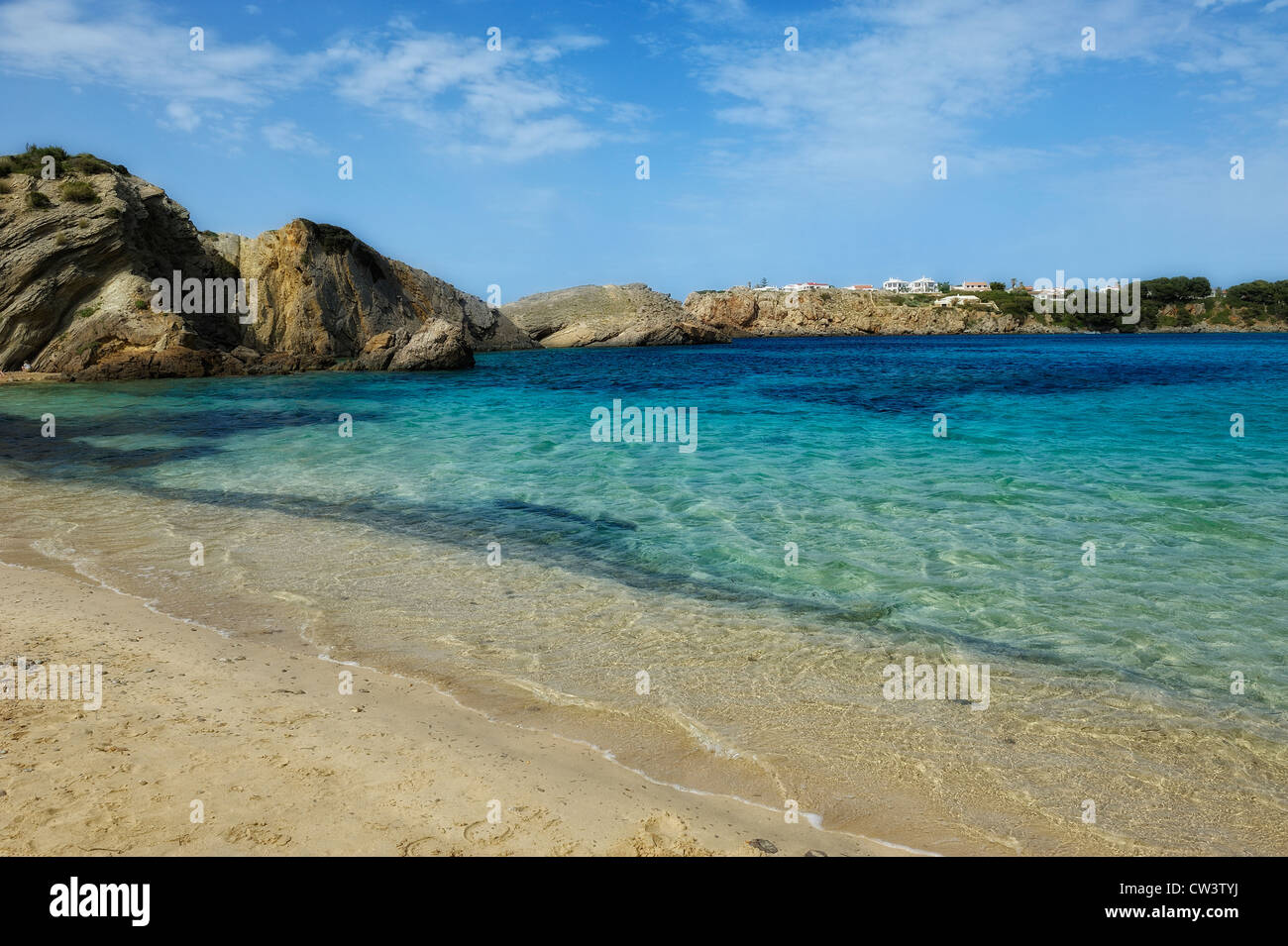 Blu oceano poco profondo Arenal d'en Castell menorca Spagna Foto Stock