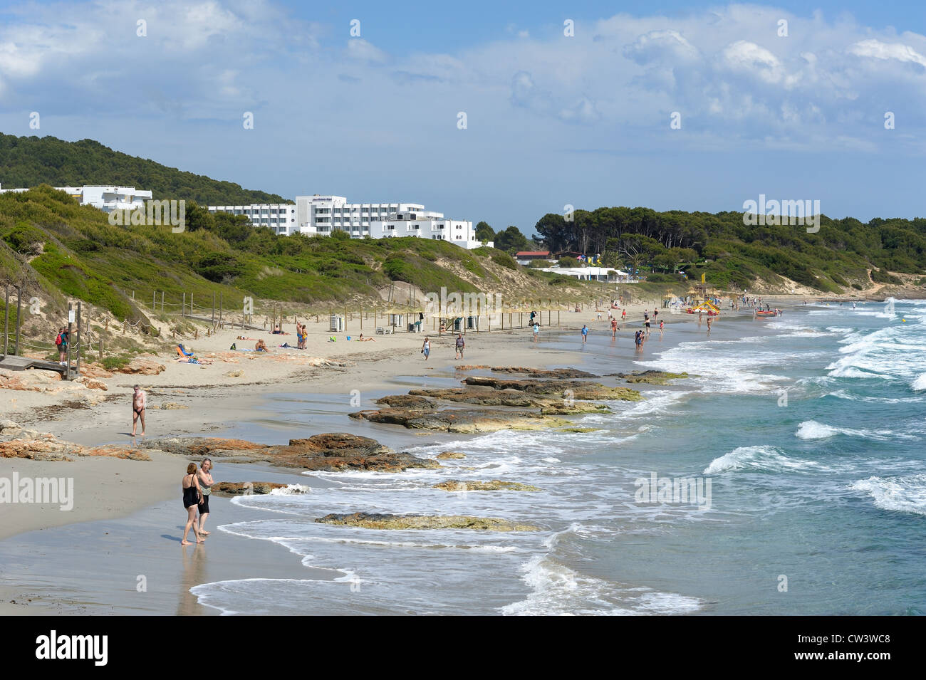 Spiaggia di Santo Tomas Minorca spagna con l'hotel victoria playa nel telaio superiore dell'immagine Foto Stock