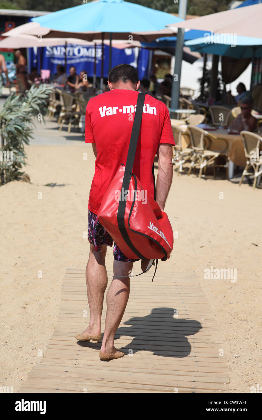 L'uomo vendere Var Matin sulla spiaggia, nel sud della Francia Foto Stock