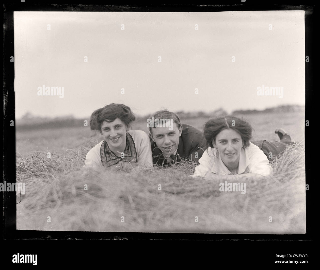 Vintage vecchia fotografia di un gruppo di amici dal 1900 al 1910 Periodo di tempo fissato in un campo su una giornata d'estate Foto Stock