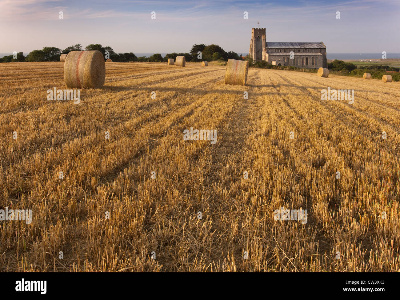 Salthouse Chiesa stoppie e le balle di paglia dopo la mietitura Norfolk Agosto Foto Stock