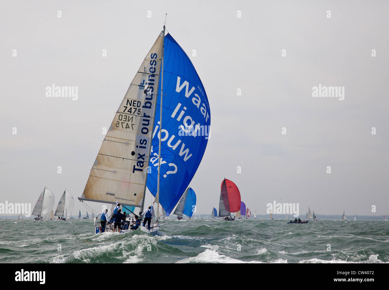 Yachts racing in un mare increspato in Solent durante la Cowes Week Foto Stock