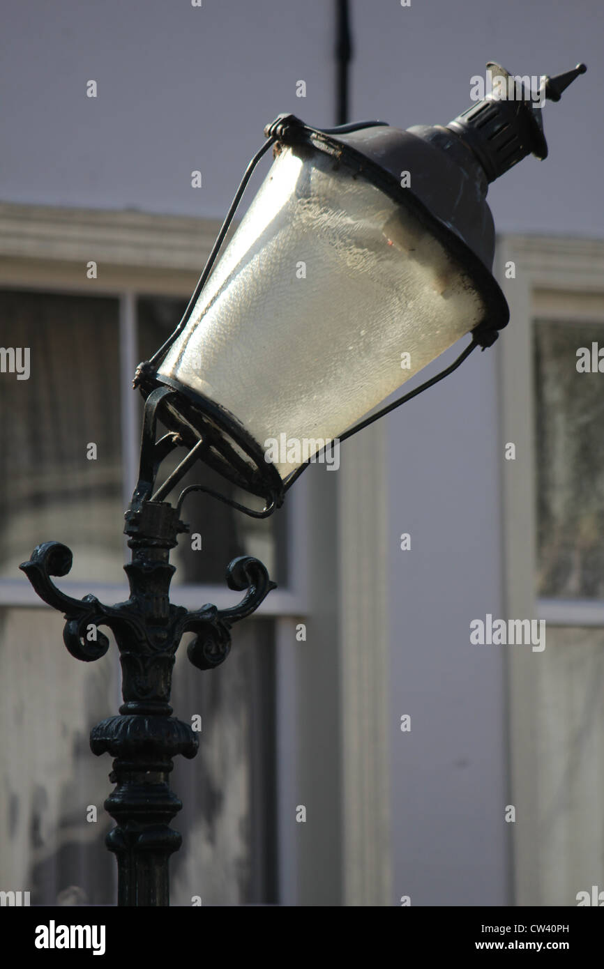 Classic old street lanterna con un polo si prostrò Foto Stock