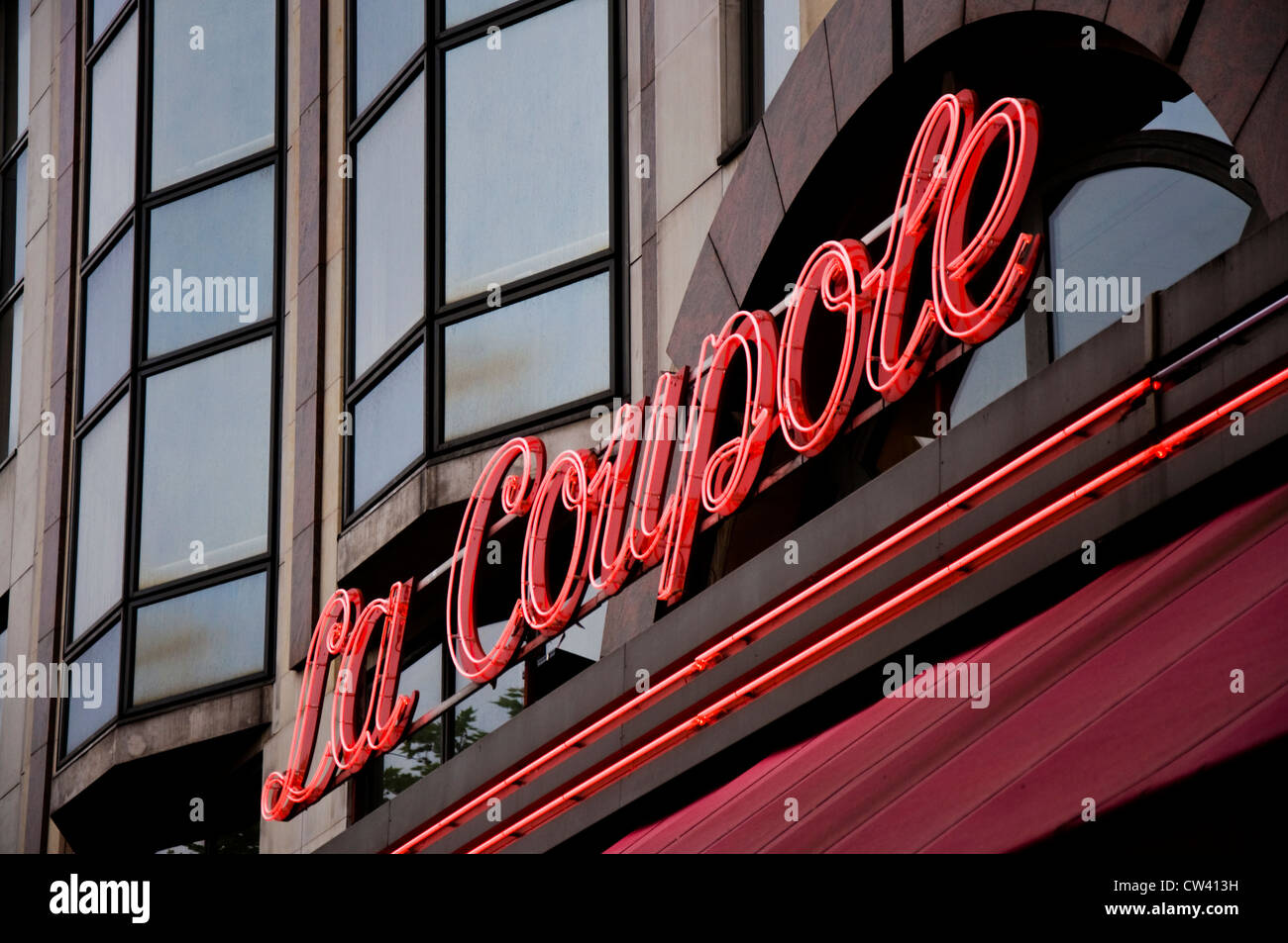 La Coupole ristorante brasserie parigina famoso stabilimento di Sesto sesto Arrondisement neon rosso segno Foto Stock
