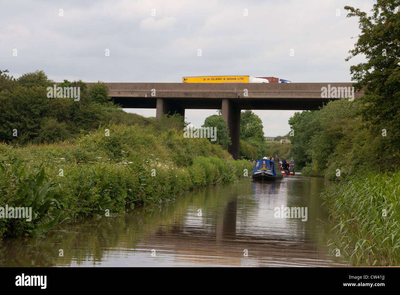 Attraverso il canale di Oxford, l'autostrada M6 al di sopra del ponte 25 con un camion di DW Clark & Sons Ltd è visto. Foto Stock