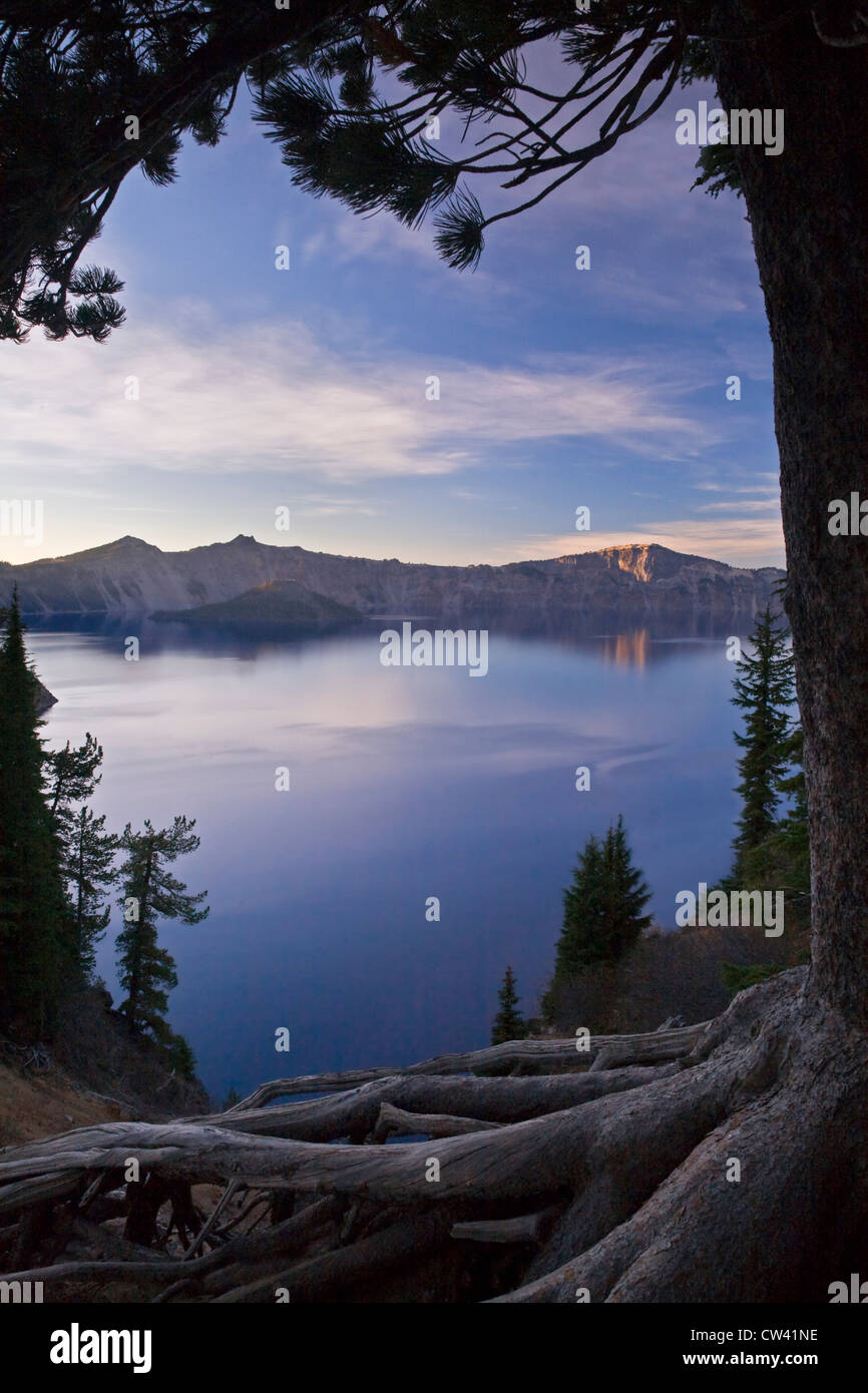 Le montagne in riva al lago, lago craterico, Wizard Island, Oregon, Stati Uniti d'America Foto Stock