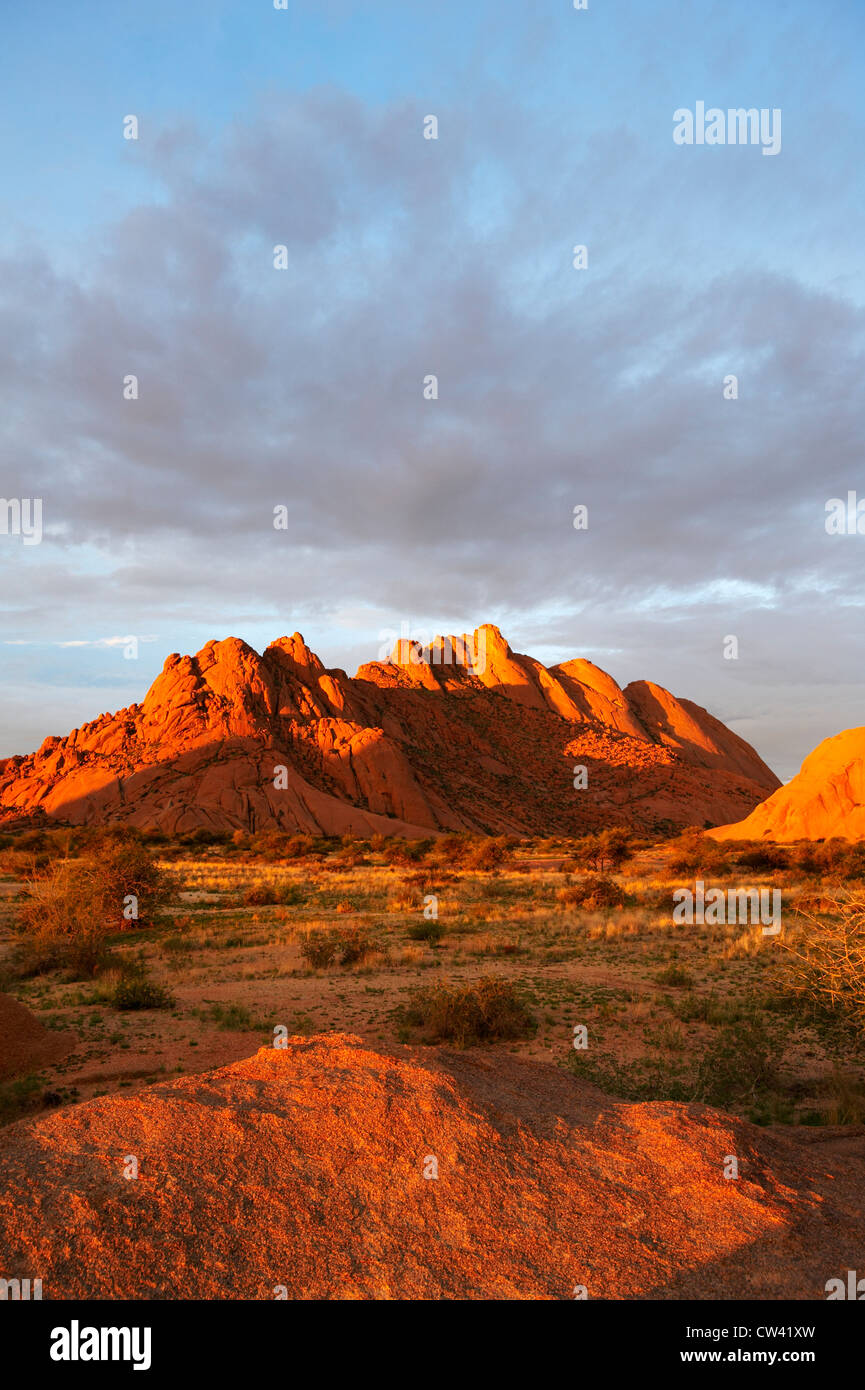 Tramonto su Spitzkoppe, Damaraland, Namibia Foto Stock