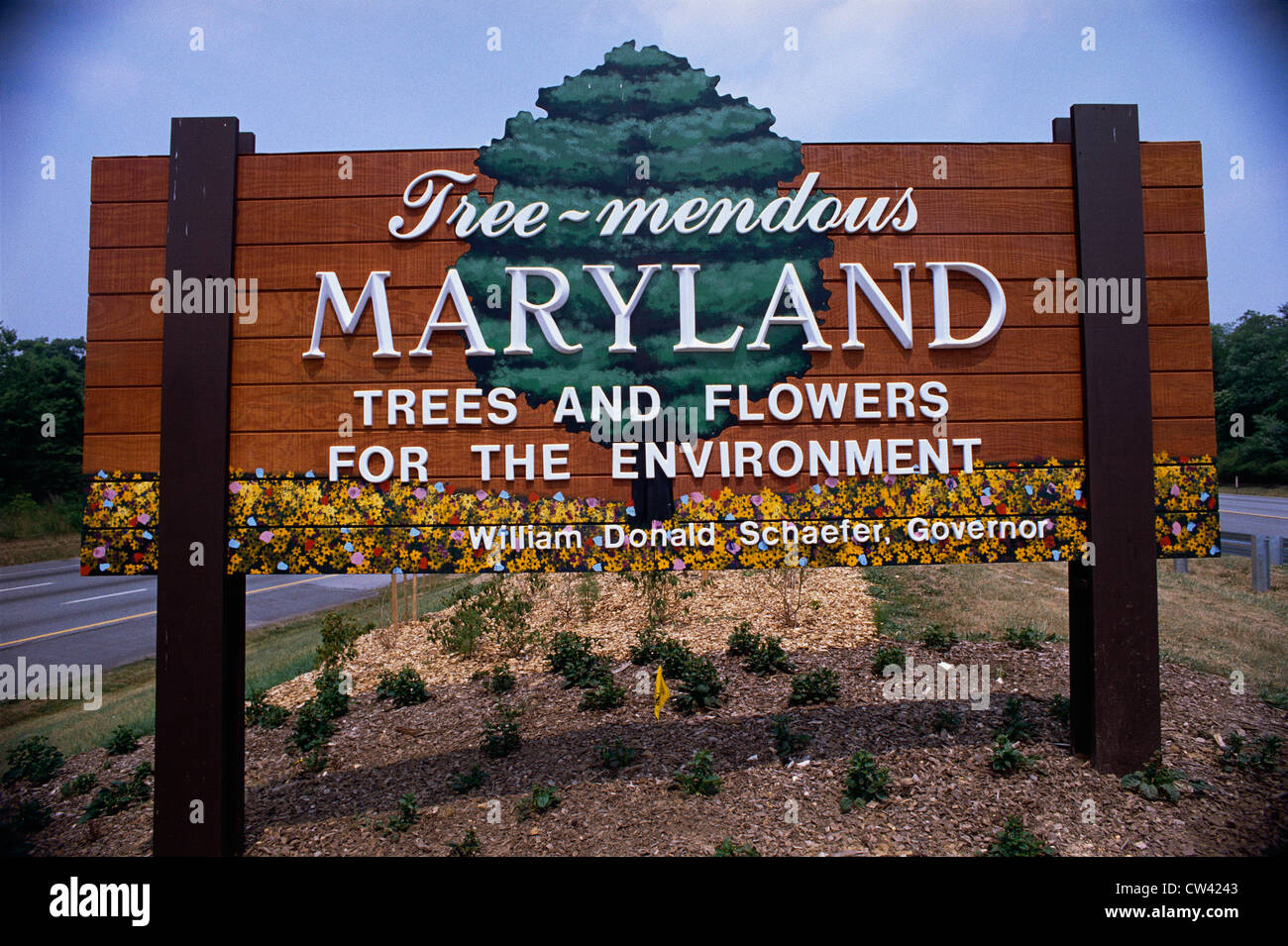 Questo è un cartello stradale che dice che albero-mendous Maryland, alberi e fiori per l'ambiente. È il benvenuto in Maryland segno. Foto Stock
