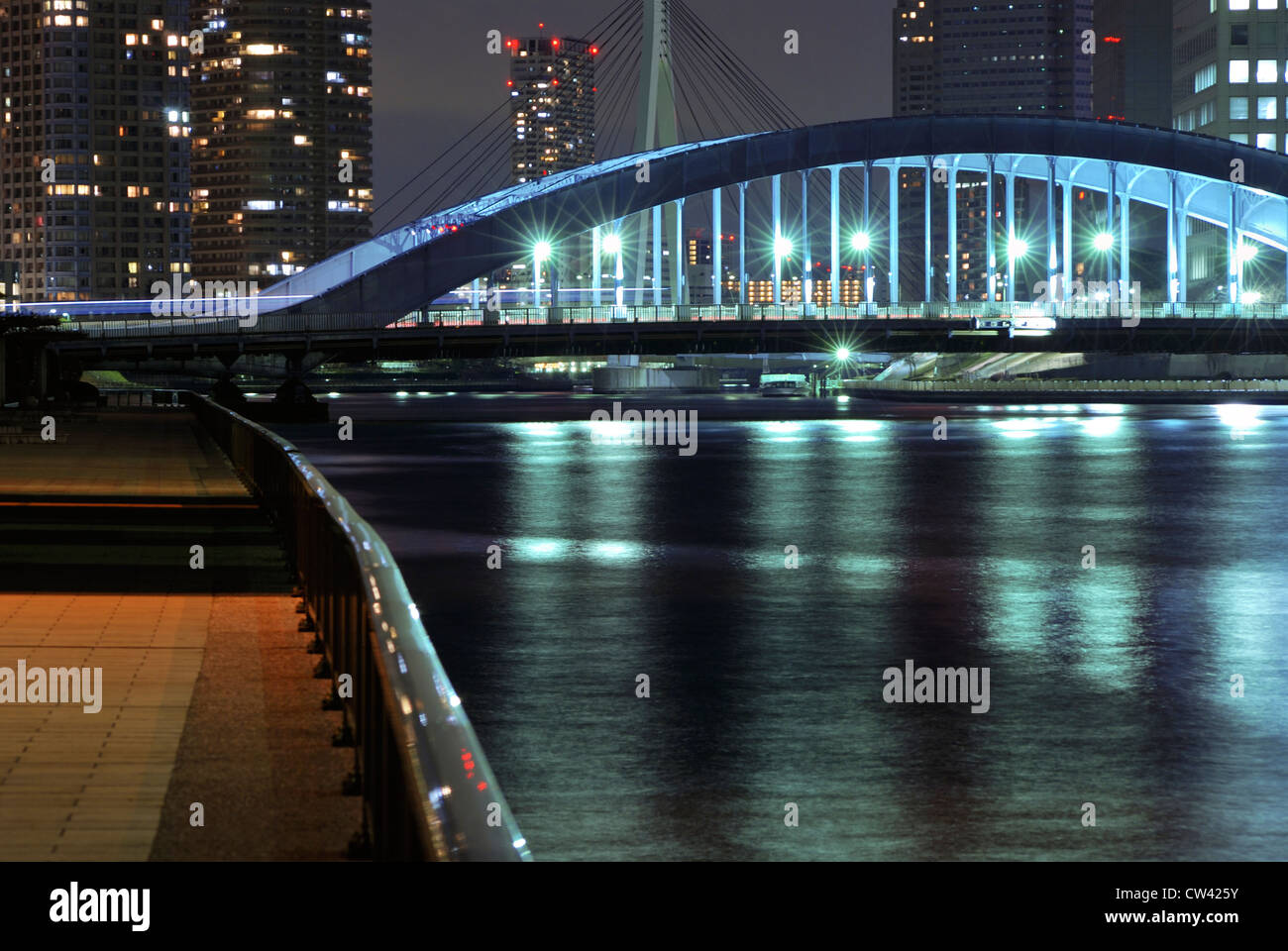 Sumida River embankment nel centro di Tokyo di notte con metallico ponte Eitai sfondo Foto Stock