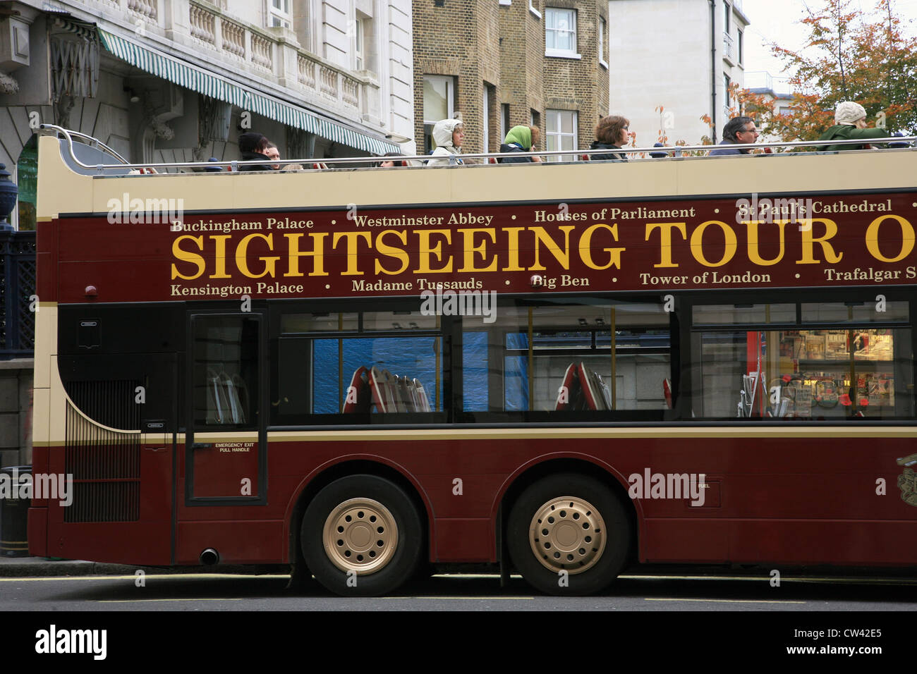 London bus panoramico. I turisti amano open-top tour bus permettono loro, un ottimo modo di viaggiare intorno alla capitale editoriale [solo] Foto Stock