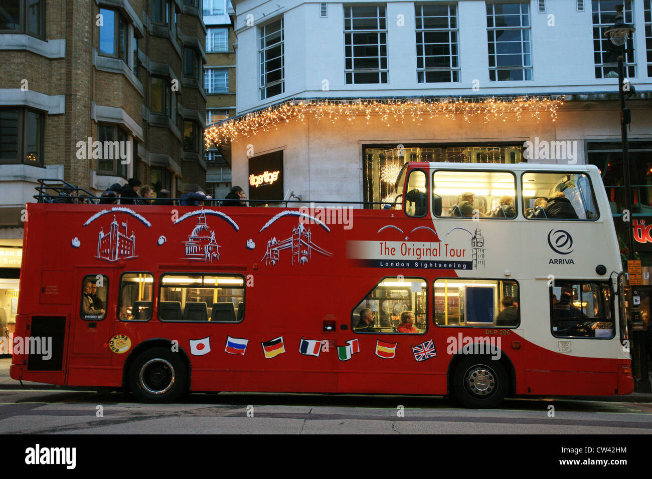 London bus panoramico. I turisti amano open-top tour bus permettono loro, un ottimo modo di viaggiare intorno alla capitale editoriale [solo] Foto Stock