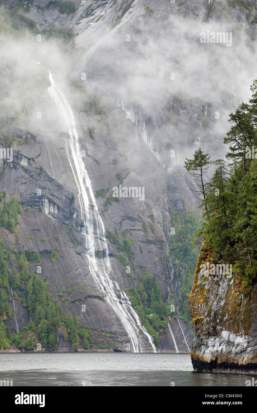 Cascata, Misty fiordi monumento nazionale, Alaska, STATI UNITI D'AMERICA Foto Stock