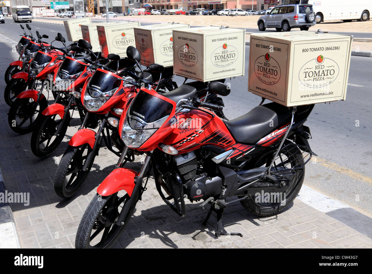 3460. Consegna Pizza in moto, Al Barsha area, Dubai, EAU. Foto Stock