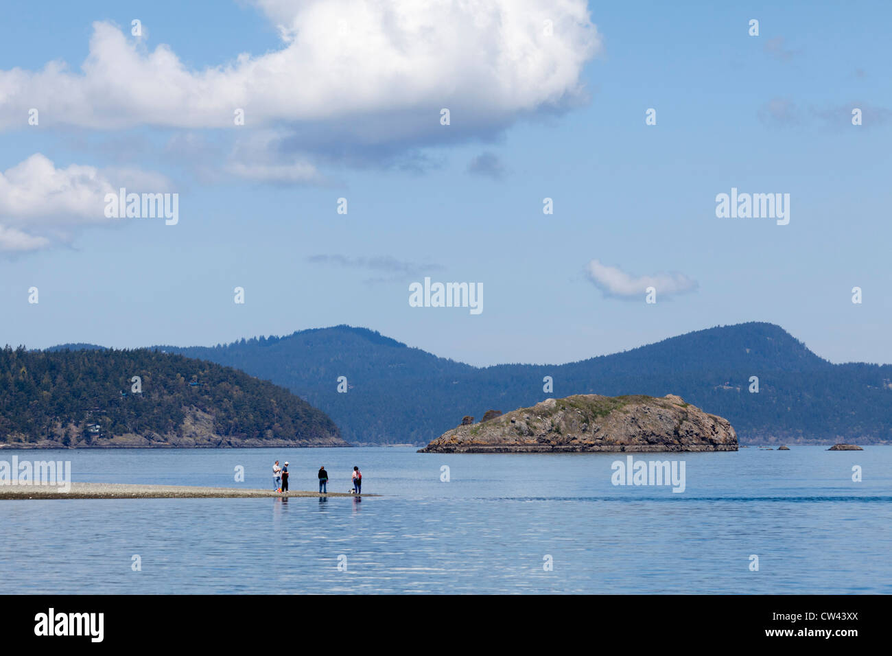 Stati Uniti d'America, nello Stato di Washington, le Isole San Juan, la gente sulla sabbia sputa Foto Stock