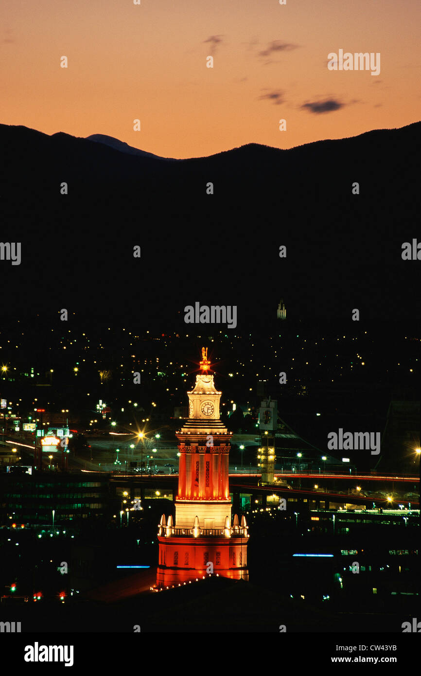 Accesa la torre dell orologio contro il Denver e picchi al di là Foto Stock