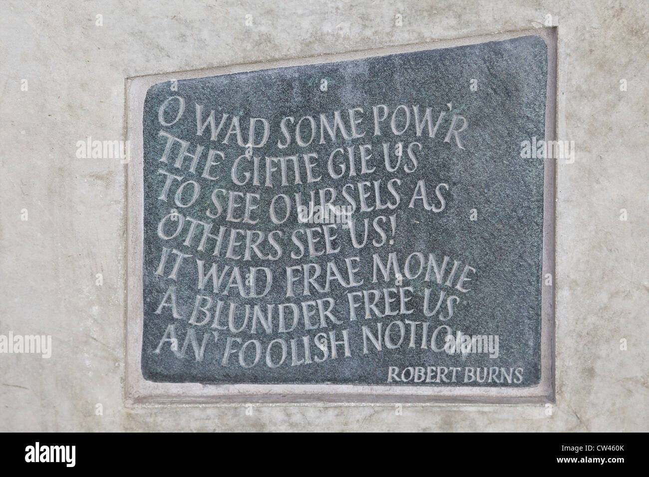 Il versetto da Robert Burns poem "a un pidocchio' su tablet al di fuori del Parlamento scozzese di Edimburgo, Scozia, GB, British ho Foto Stock