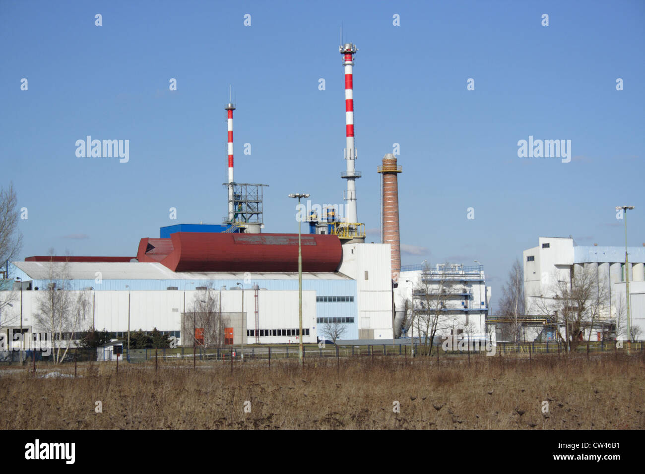 Industriale - Fabbrica, foto sullo sfondo del cielo blu Foto Stock