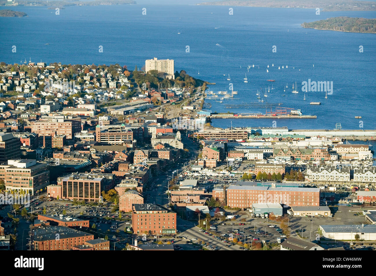 Antenna di Downtown Portland, Maine mostra Maine Medical Center, Commercial Street, Porto Vecchio e Back Bay. Foto Stock