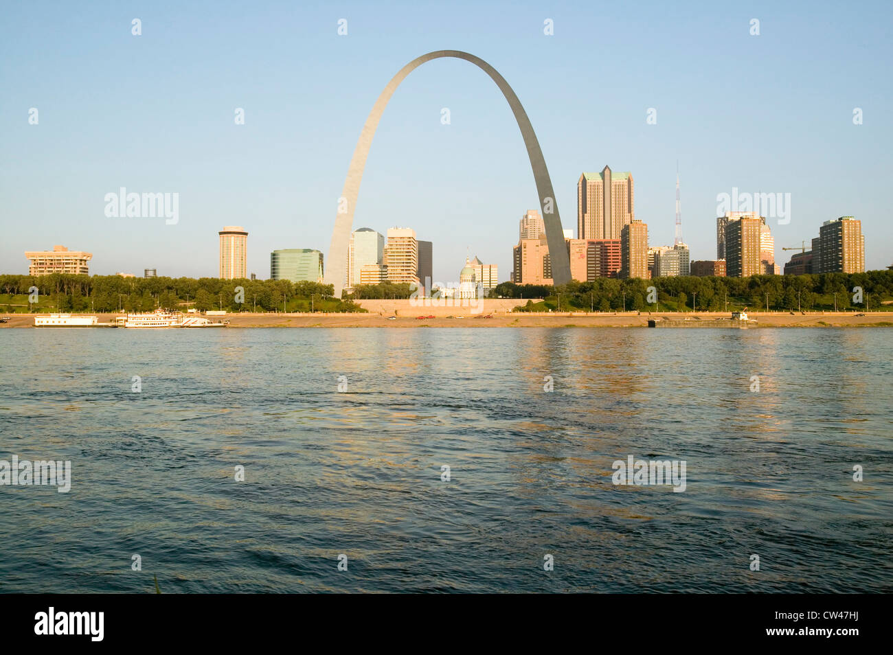 Vista diurna Gateway Arch (''Gateway a Ovest") skyline di San Louis nel Missouri alba da East St. Louis Illinois sul Mississippi Foto Stock
