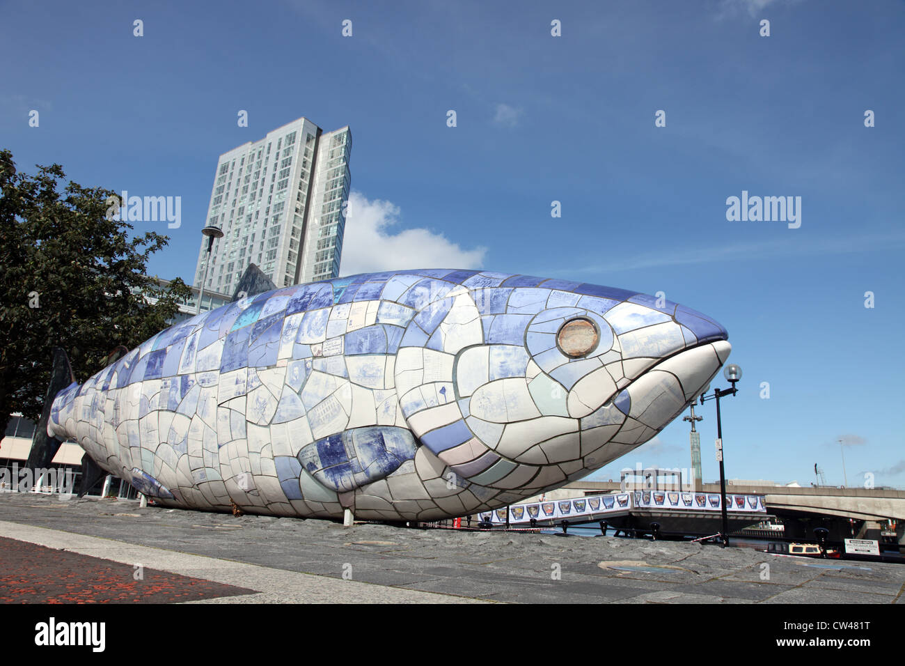 Il grande pesce, stampato scultura in ceramica da John gentilezza, Laganside; Belfast, Irlanda del Nord. Regno Unito Foto Stock