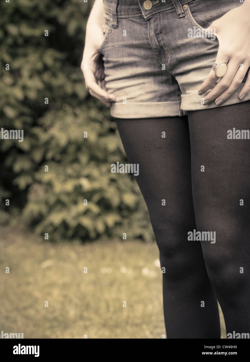 Giovane femmina adulta tenendo le sue mani in tasca Foto Stock