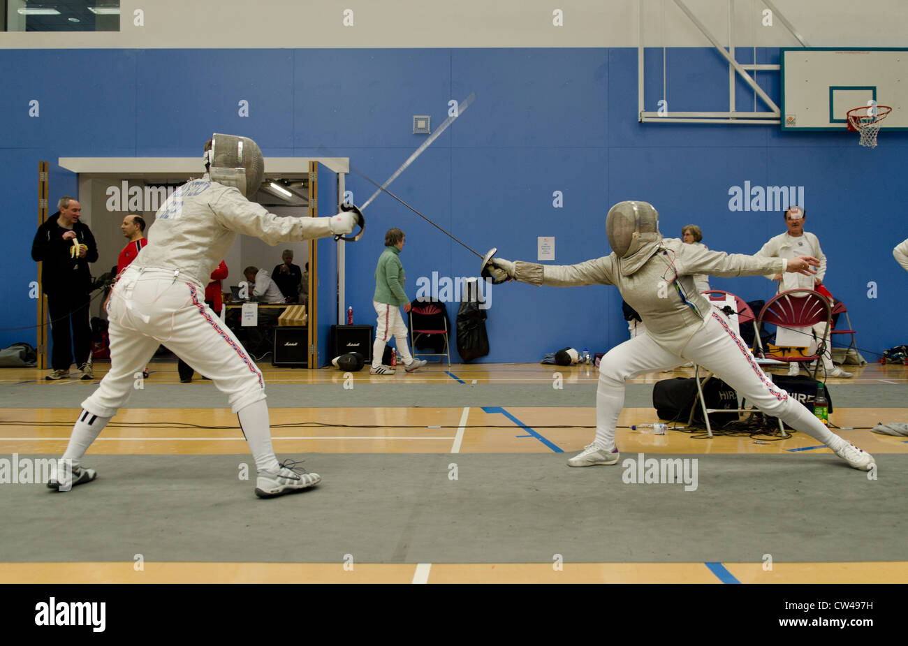 Fencer balzi in avanti durante la lotta a livello nazionale dei Campionati di scherma Foto Stock