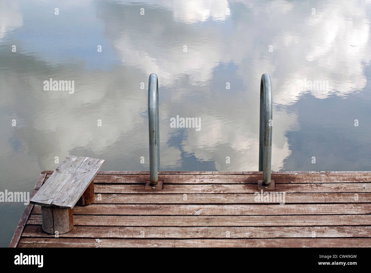 Un molo di vuoto sul lago e cielo Foto Stock