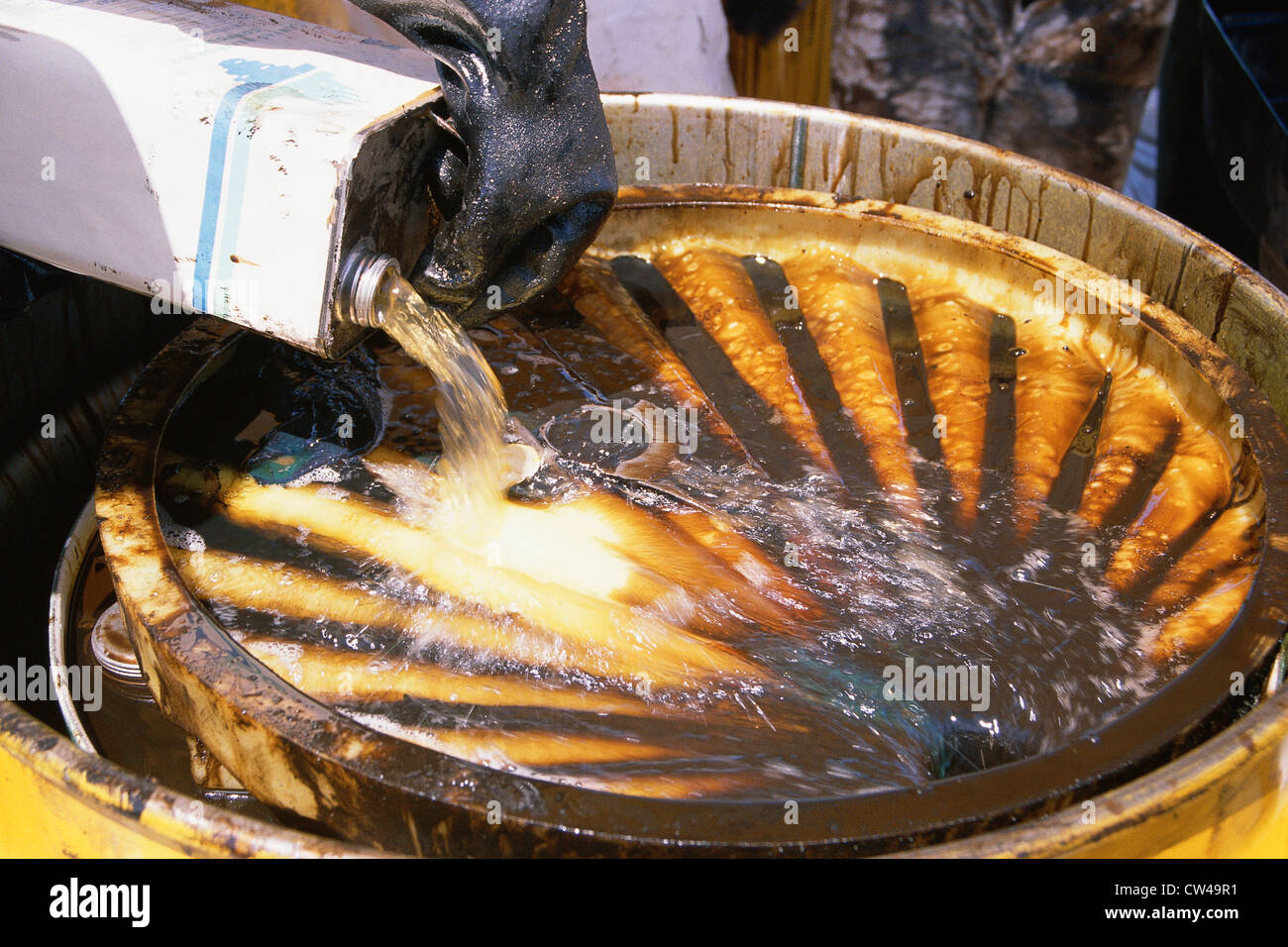 I rifiuti pericolosi che viene versato nel contenitore in acciaio Foto Stock