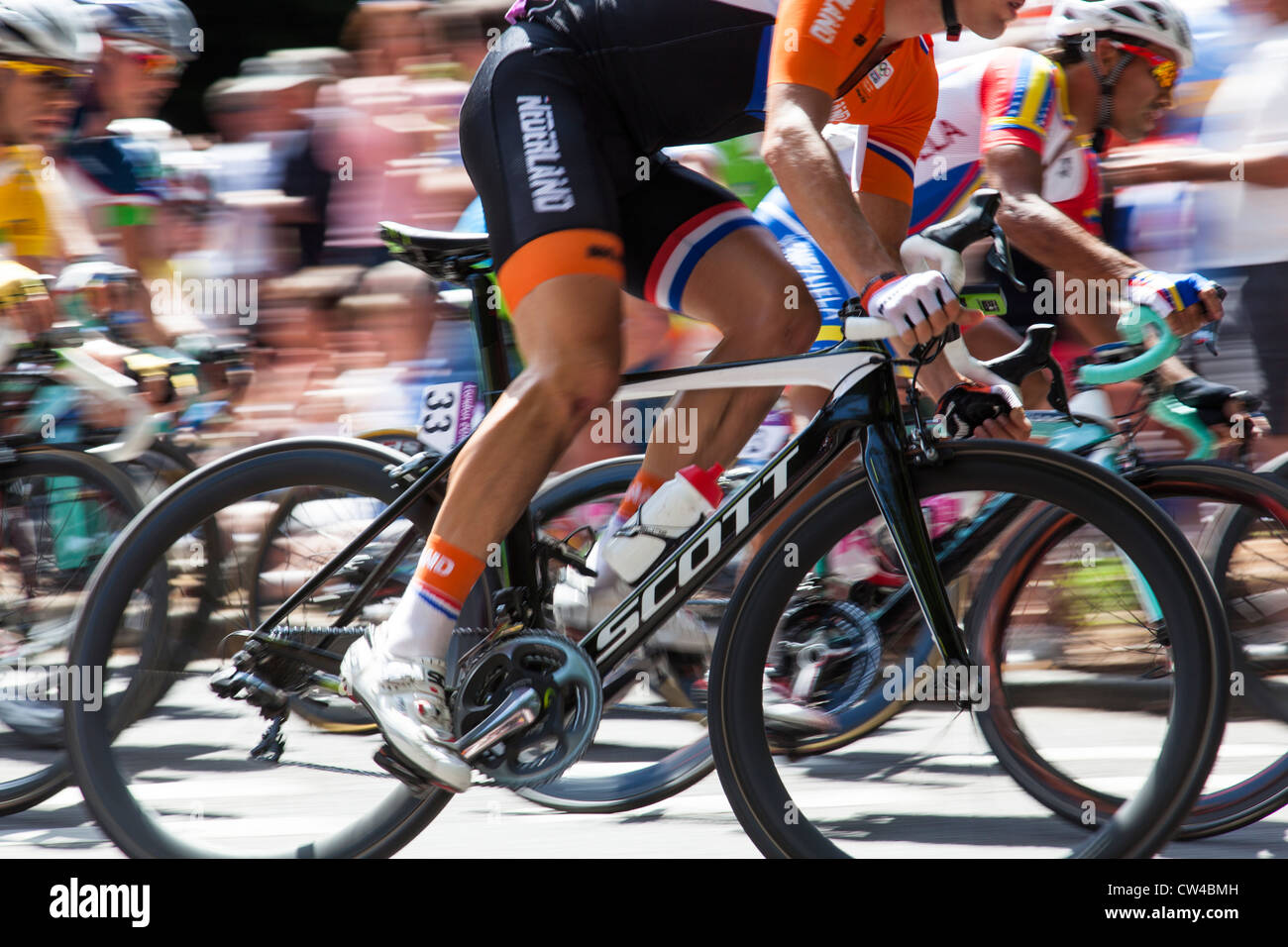 Sebastian Langeveld dei Paesi Bassi nella mischia intorno al Box Hill durante i Giochi olimpici la gara su strada a Londra 2012. Foto Stock