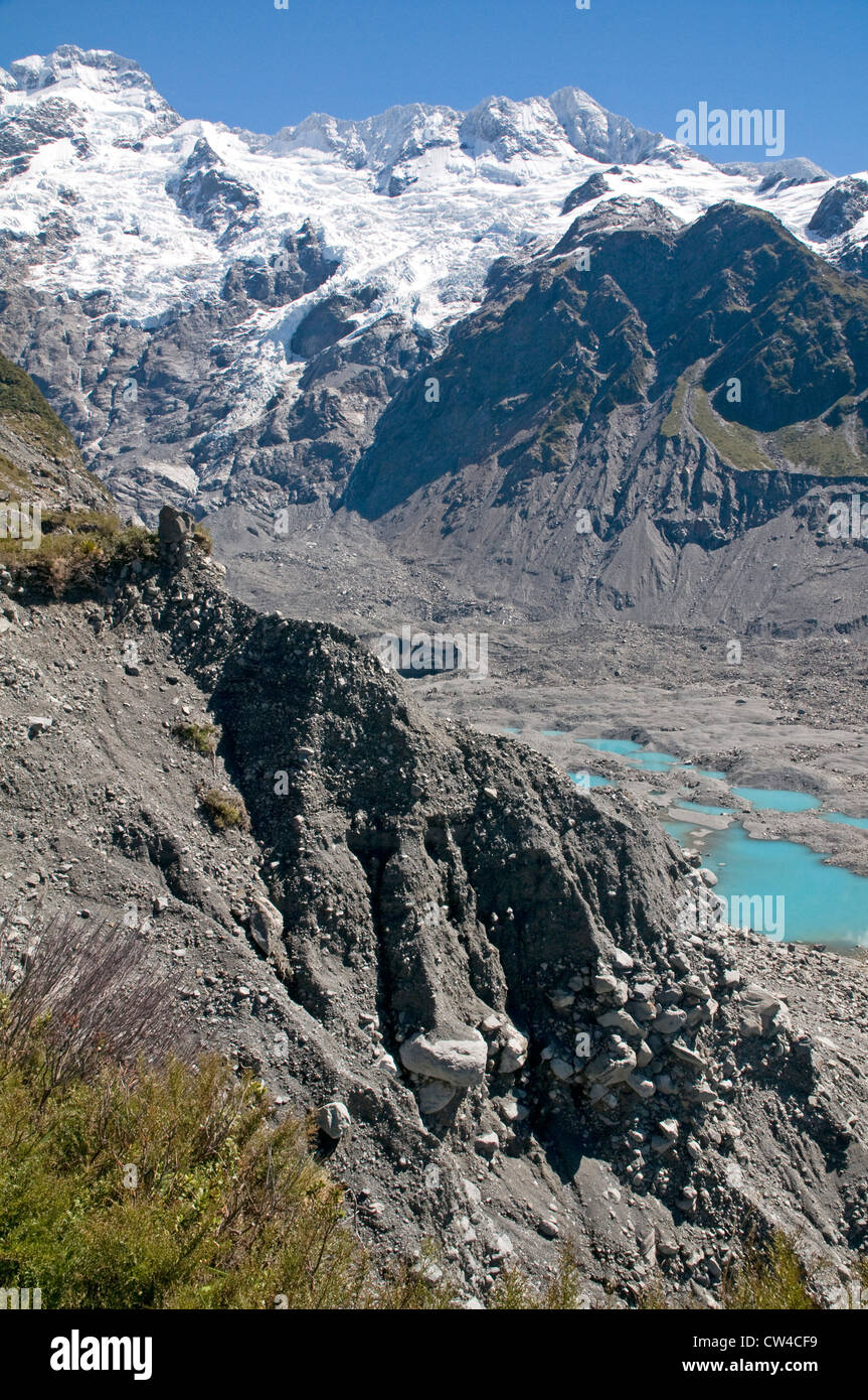 Guardando verso il basso sul foro di bollitore laghi di Mueller Glacier dal bordo precipitosa del versante meridionale della morena laterale Foto Stock