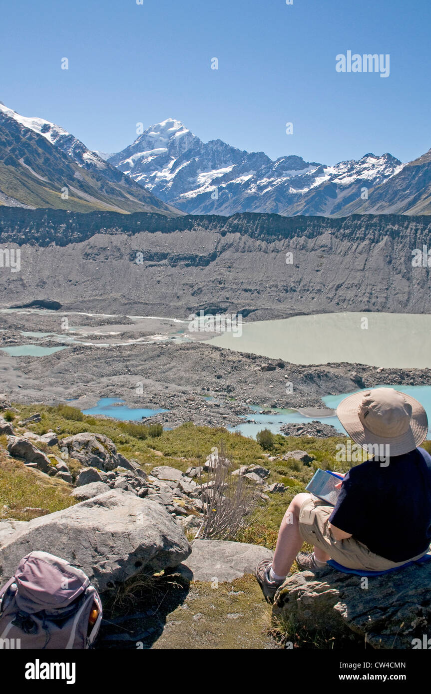 Vista dal nord a Mount Cook attraverso la valle dell'ora si ritirarono Mueller Glacier - Nuova Zelanda Foto Stock