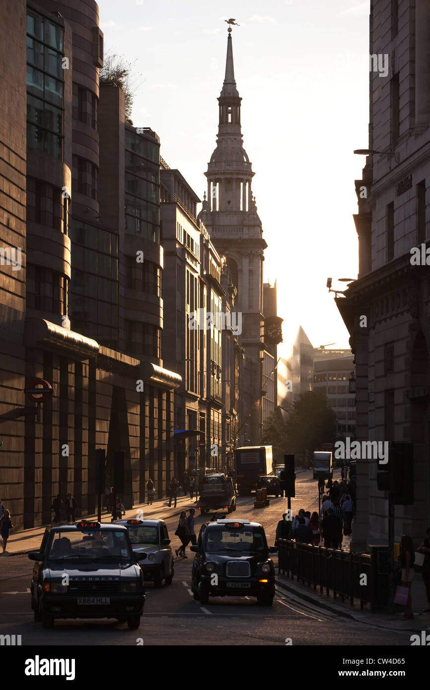 St Mary-le-arco sul Cheapside visto dal pollame al crepuscolo, la City di Londra, il quartiere finanziario di Londra, England, Regno Unito Foto Stock