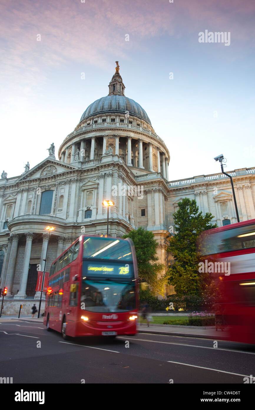 La Cattedrale di St Paul e al crepuscolo, Central London, England, Regno Unito Foto Stock