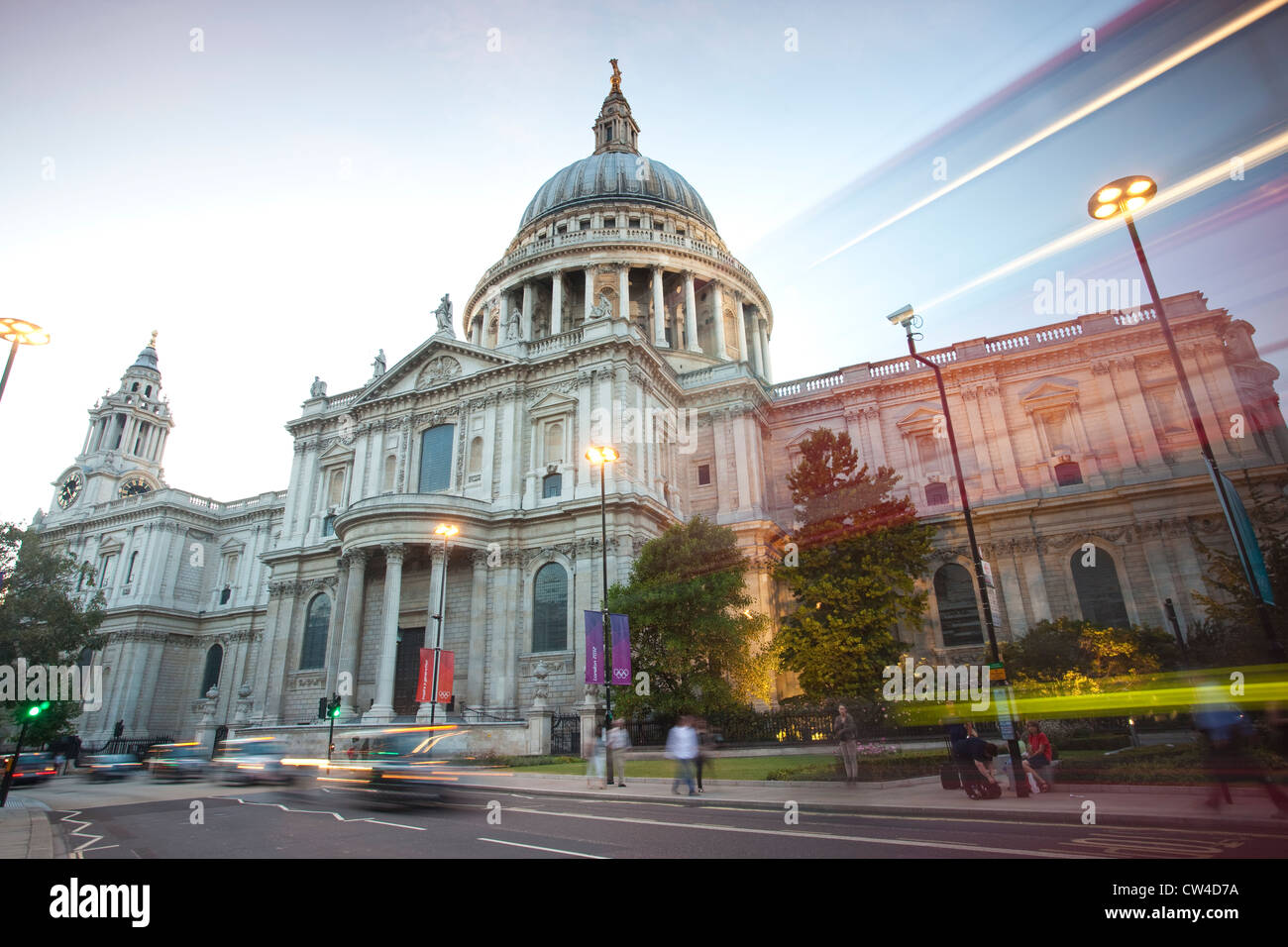 La Cattedrale di St Paul e al crepuscolo, Central London, England, Regno Unito Foto Stock