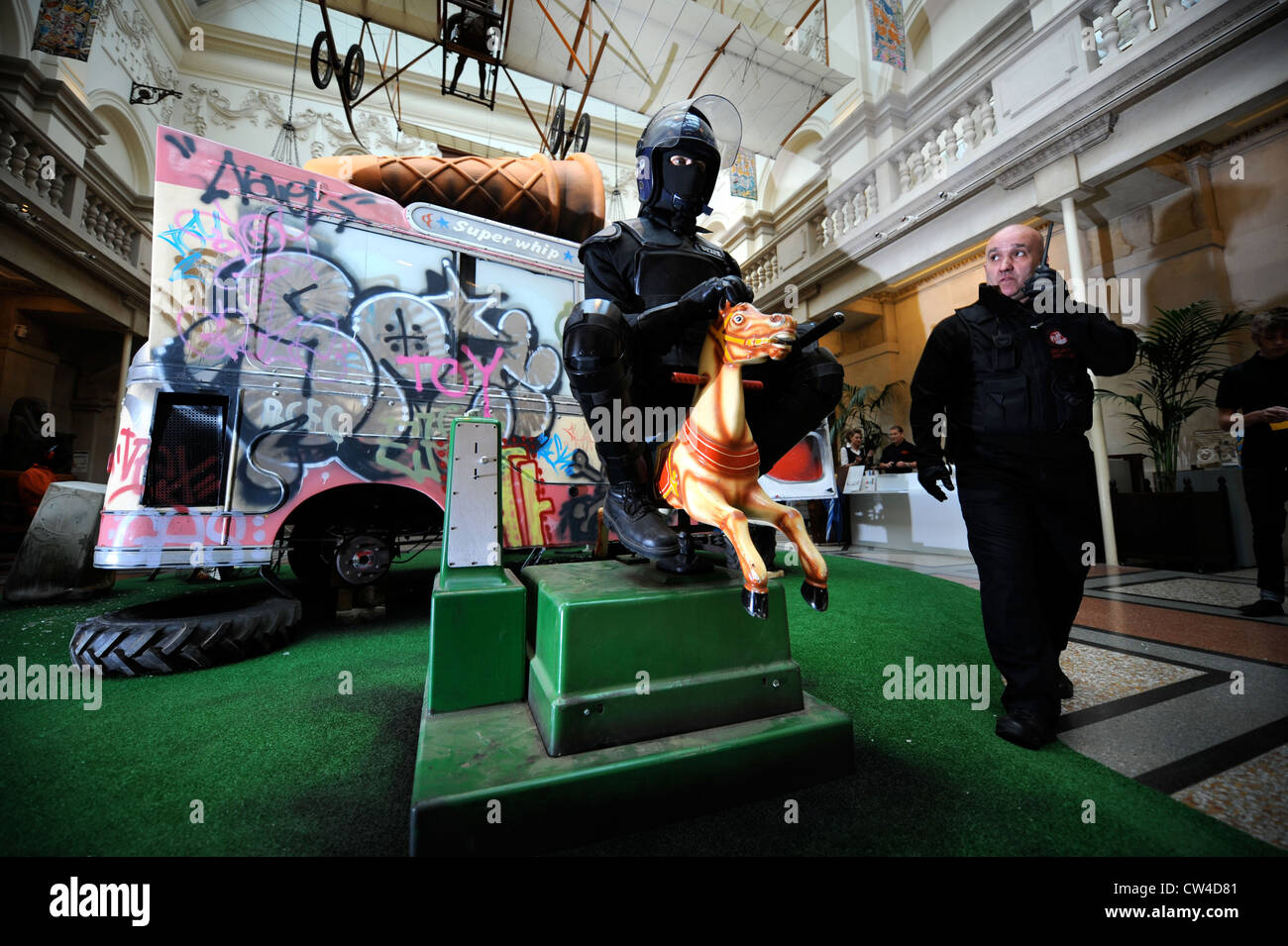 Il 'Banksy Versus Bristol Museum' exhibition Giugno 2009 - Riot poliziotto in sella ad un cavallo in fiera Foto Stock