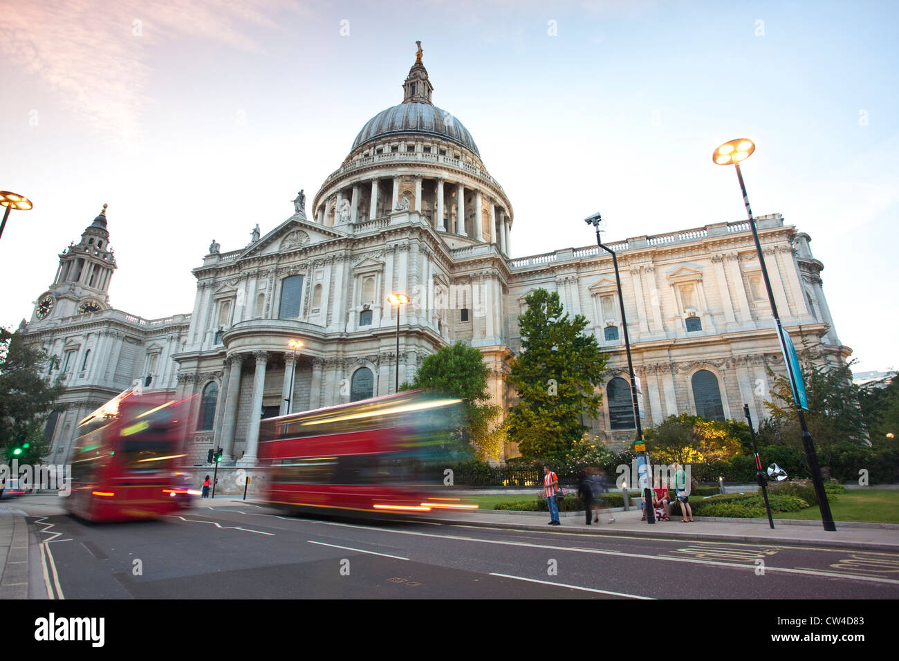 La Cattedrale di St Paul e al crepuscolo, Central London, England, Regno Unito Foto Stock
