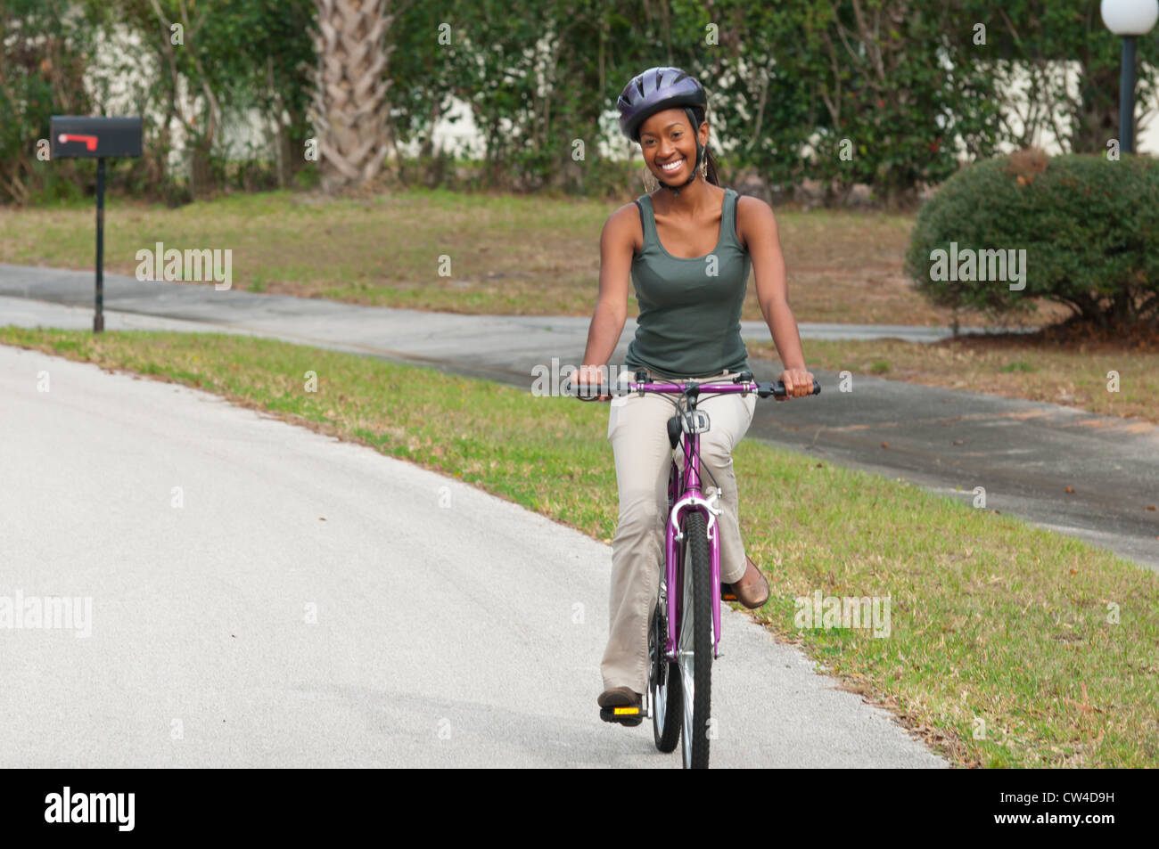 Giovane studente facendo un giro in bici Foto Stock