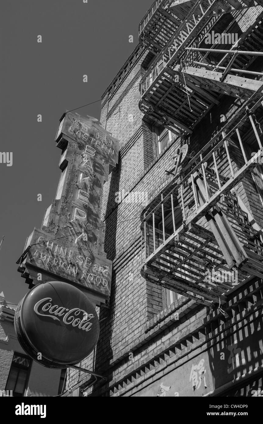 Bakery Shop anteriore con un Vintage Coca Cola segno e Rusty fire escape su Grant Avenue nella Chinatown di San Francisco Foto Stock
