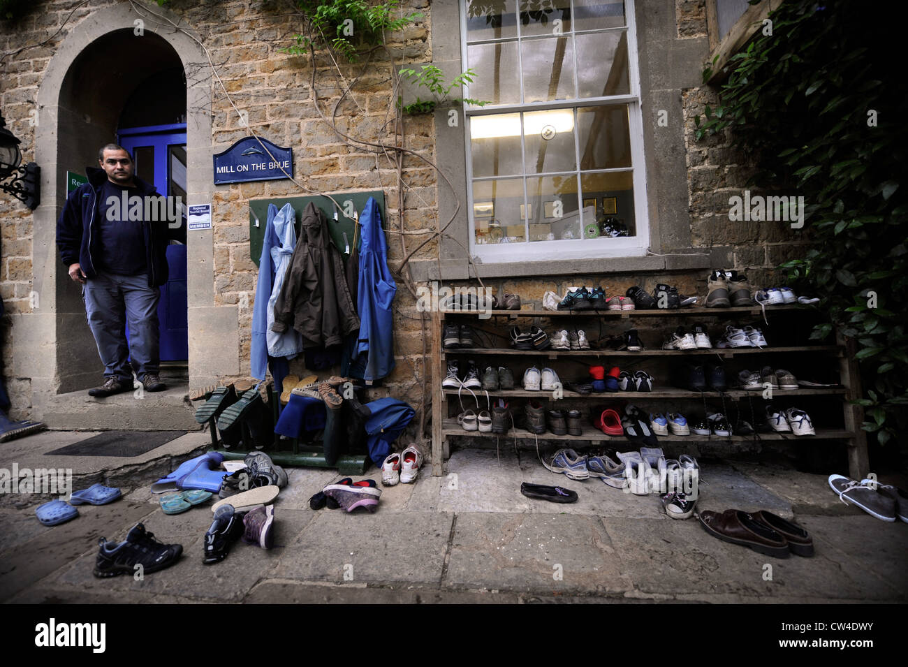 Scarpe fuori da un dormitorio in un campo estivo in campagna Inglese UK Foto Stock