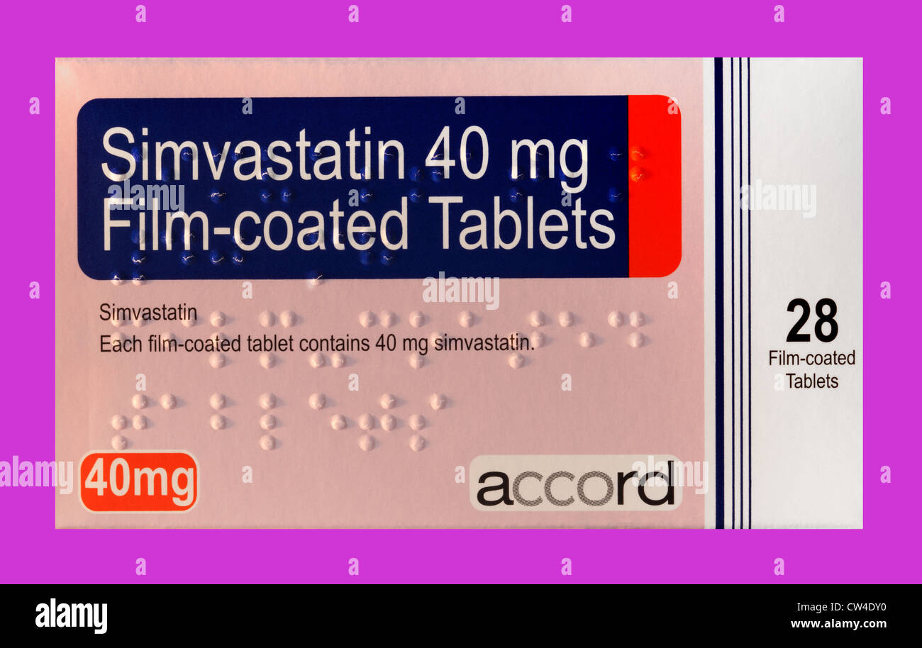 Una scatola di Simvastatina compresse che è usato per abbassare il colesterolo, che mostra il Braille sulla parte anteriore della scatola. Solo uso editoriale Foto Stock