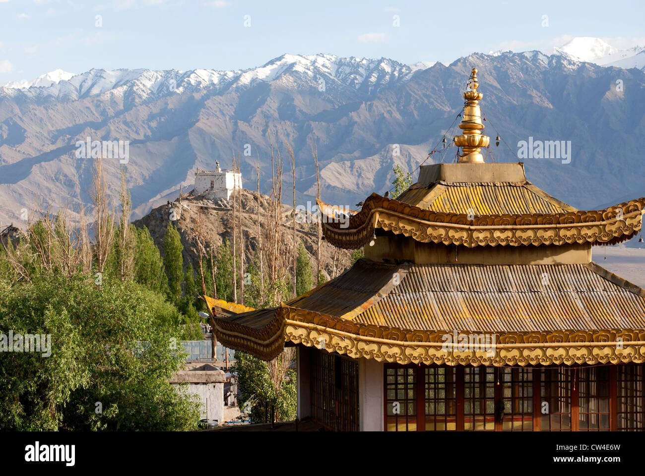 Color oro stile pagoda tetto e cime innevate da un ristorante sul tetto e nel centro di Leh, Ladakh, India Foto Stock