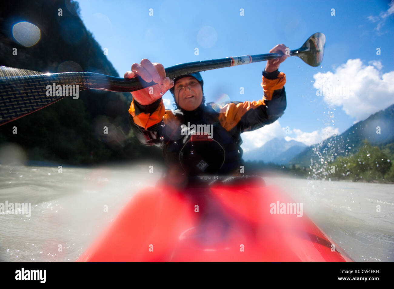 Whitewater kayaker canoa sul fiume Inn vicino a Pfunds Austria Foto Stock
