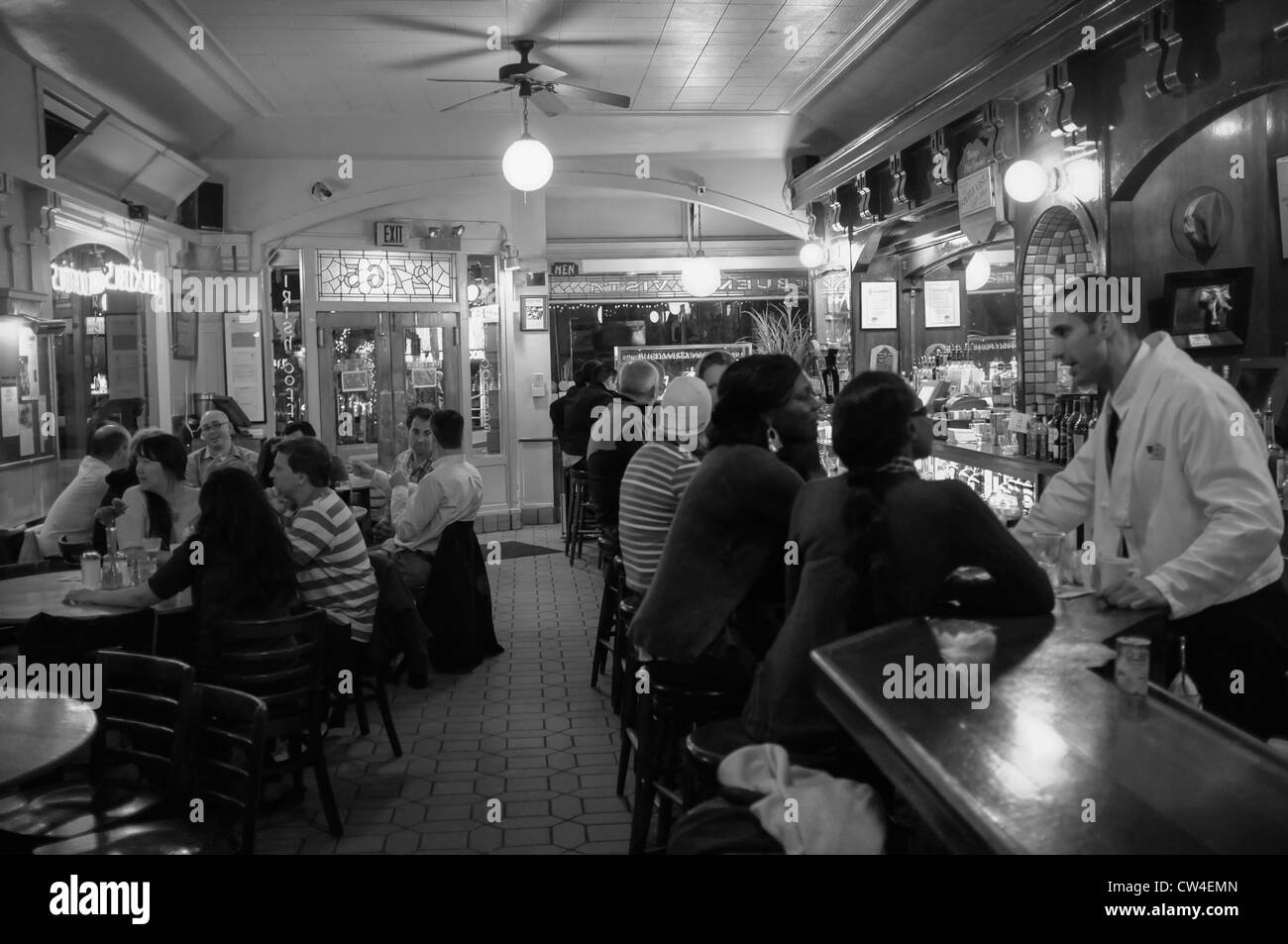 Interno del Buena Vista Cafe all'angolo di Hyde & Beach, vicino a Fisherman's Wharf di San Francisco Foto Stock