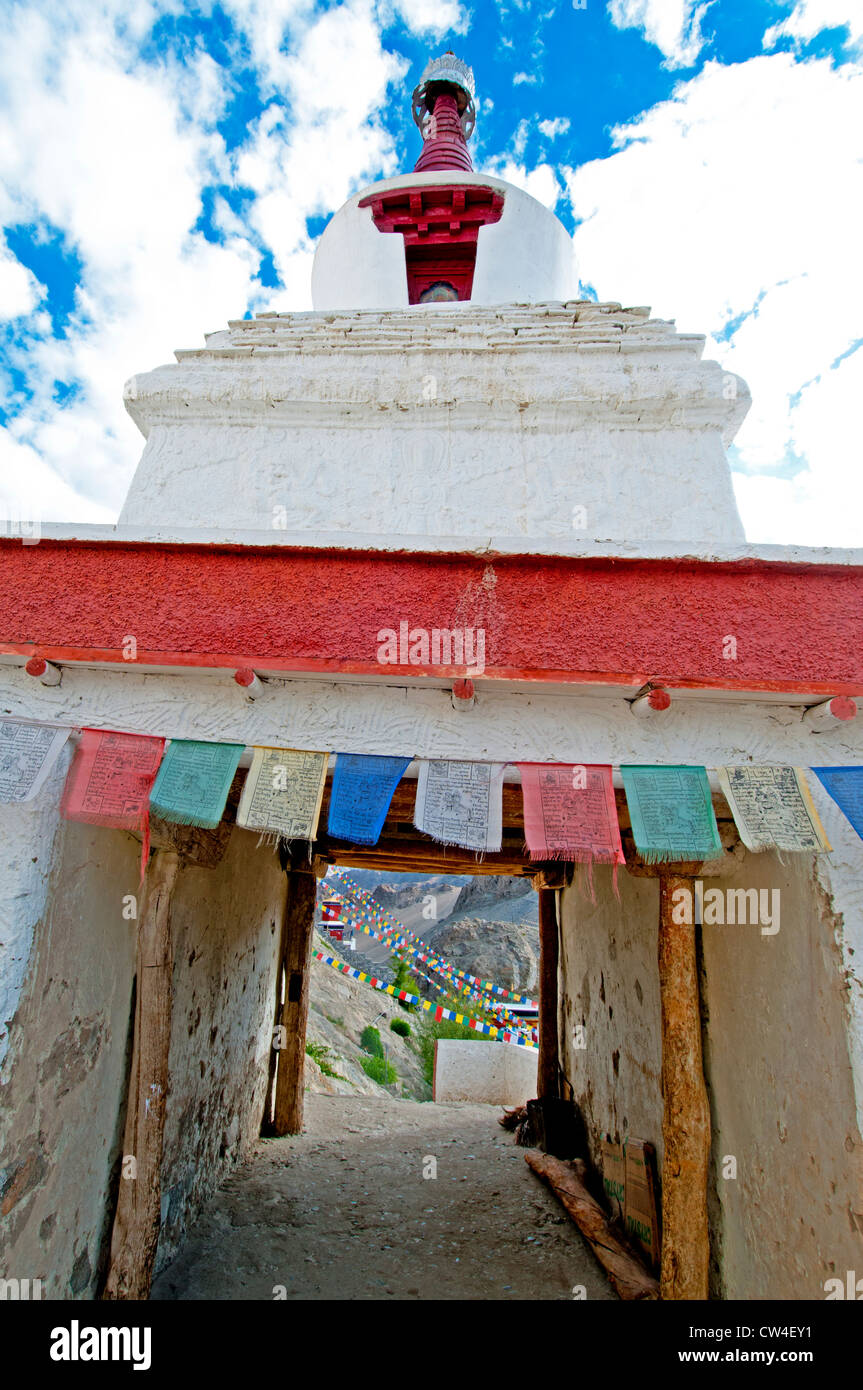 Un tunnel sotto un chorton con bandiere di preghiera al monastero di Thiksey vicino a Leh in Ladakh, Indianastery Foto Stock